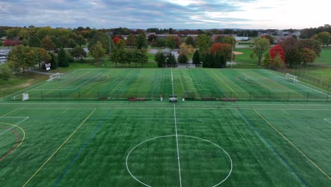 Vista-Aérea-De-Dos-Campos-De-Césped-En-Propiedad-Escolar-Para-Hockey-Sobre-Césped,-Lacrosse,-Fútbol,-Fútbol-Y-Más-Actividades-Deportivas-Extracurriculares