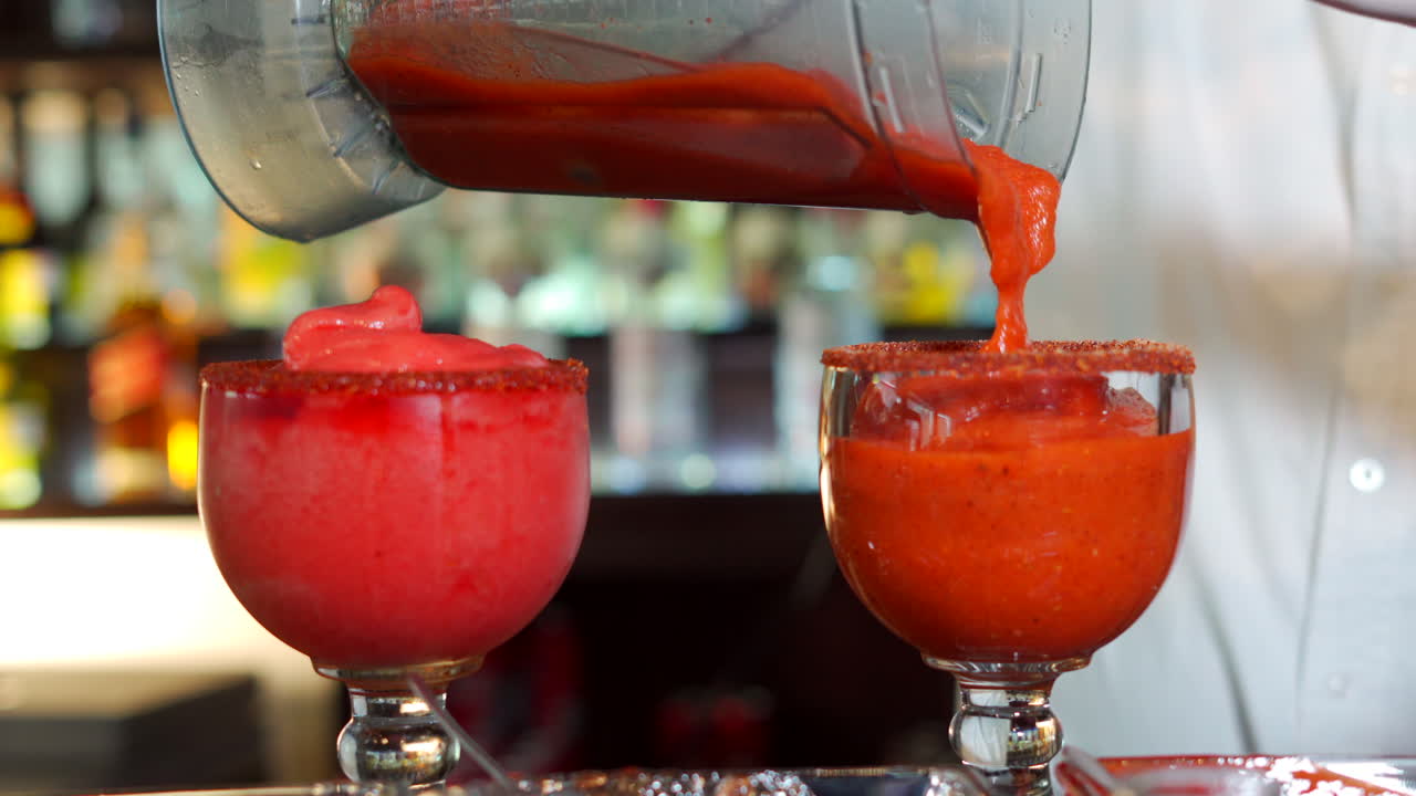 sirviendo margaritas picantes en mexico