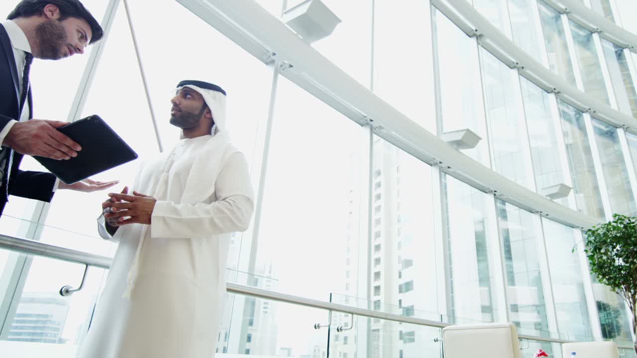 empresarios árabes occidentales y internacionales se reúnen con una tableta inalámbrica