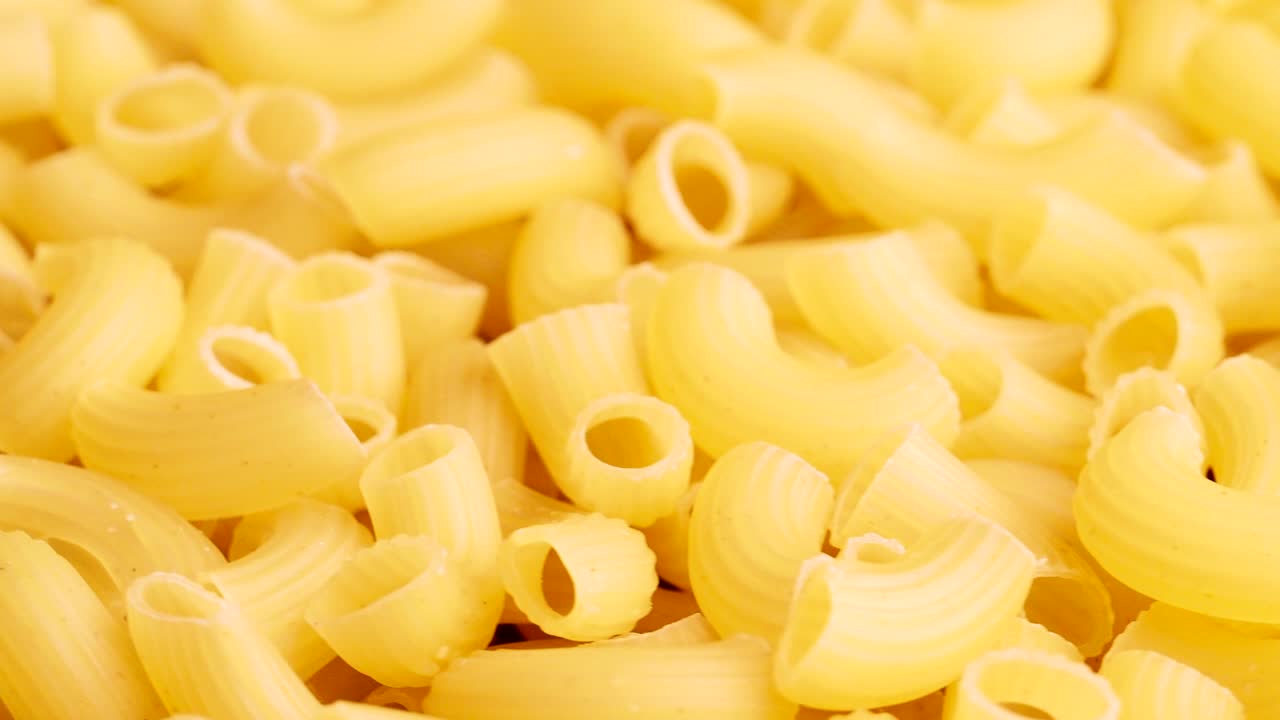 una pila de pasta italiana cruda en movimiento