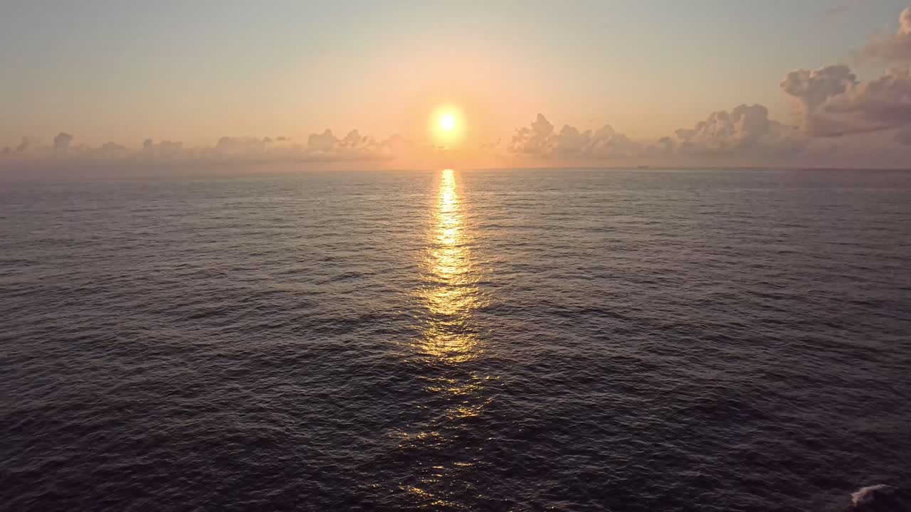 바다 위로 아름다운 일출