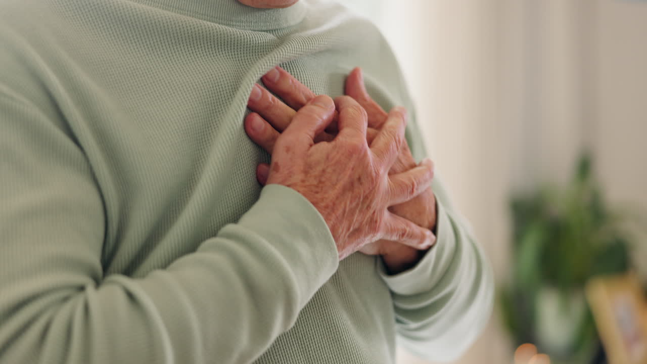 manos, dolor en el pecho y masaje de hombres mayores