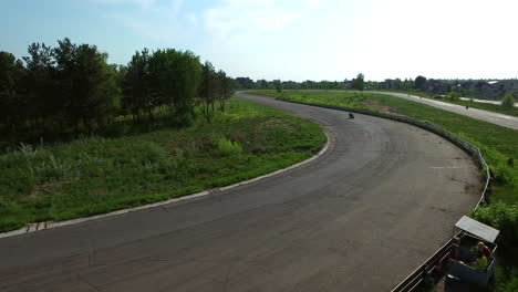 Vista-Aérea-Del-Motociclista-En-Bicicleta-Deportiva