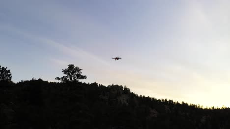 Dron-Descendiendo-En-Las-Montañas-Amanecer-Seguimiento-Aéreo-Tiro-4k