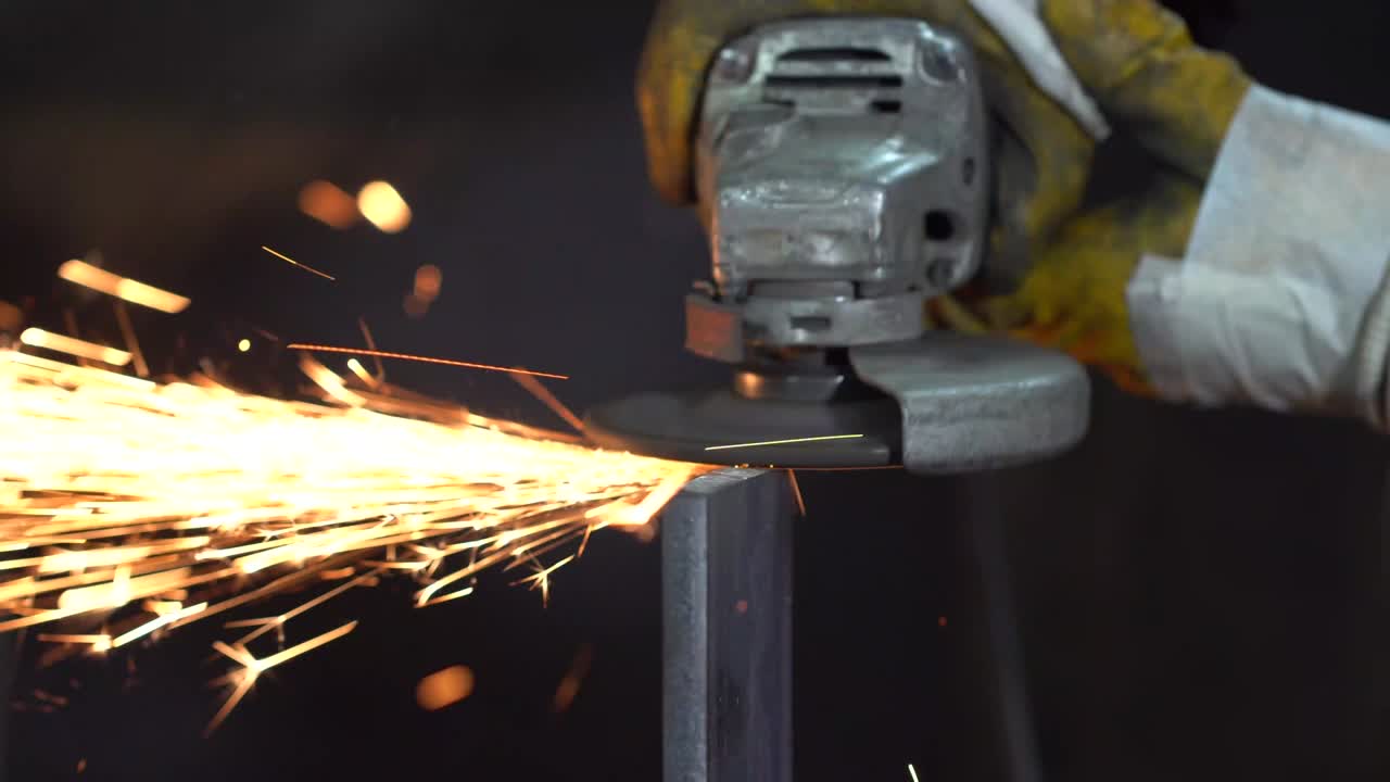 сглаживание разрезанного металлического куска на заводе