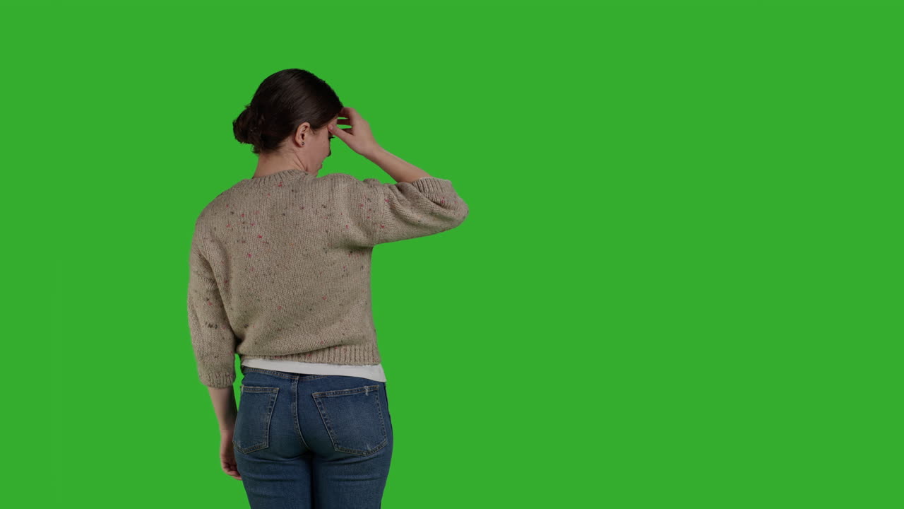 Mulher em tela verde