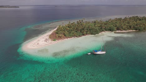 Drohnenclip-Auf-Den-San-Blas-Inseln-Mit-Einem-Am-Strand-Verankerten-Segelboot