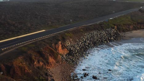 Vista-De-La-Autopista-Uno-A-Lo-Largo-De-La-Playa-Estatal-Pescadero-En-California