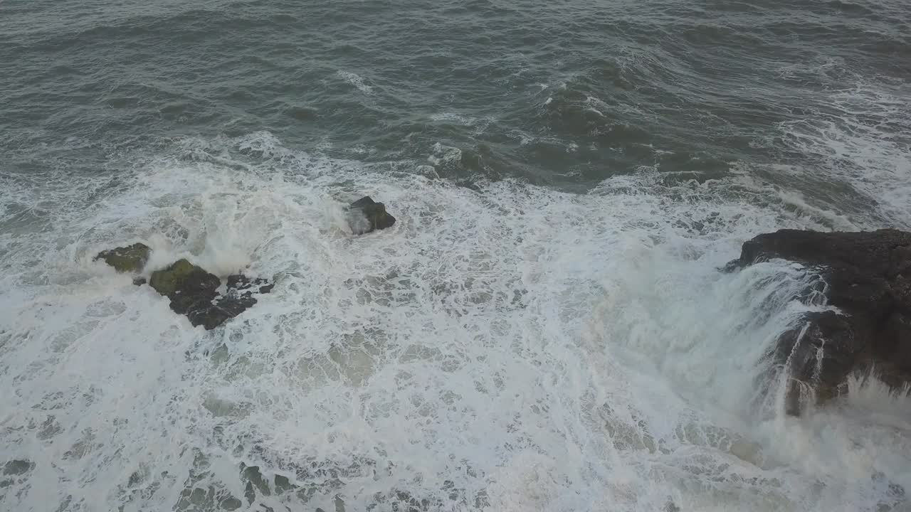 대서양 연안의 상징적인 장소, 빅 웨이브 서핑의 메카, 유럽에서 가장 큰 파도가 있는 장소, 포르투갈의 zone north canyon에 있는 나자레의 등대.