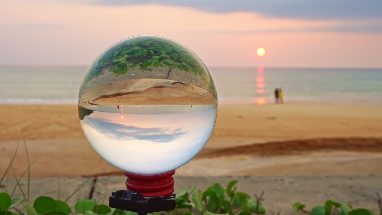 카론 해변의 크리스탈 볼에서 해가 지는 것.