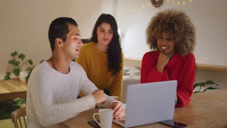 Millennial-erwachsene-Freunde-Treffen-Sich-Zu-Hause