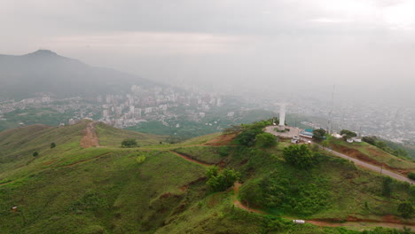 Wide-aerial-footage-of-the-Cristo-Rey-statue-in-the-Valle-De-Cauca-city-of-Cali,-Colombia