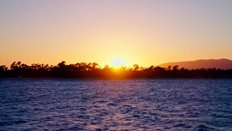 Silhouette-Von-Bäumen-In-Ufernähe-Während-Des-Sonnenuntergangs