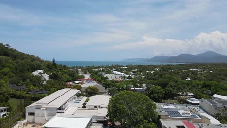 Blick-über-Die-Australische-Stadt-Port-Douglas-Mit-Blick-Auf-Die-Stadt-Cairns-In-Der-Ferne