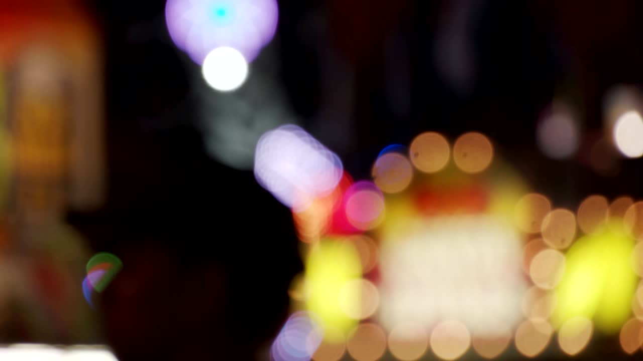 el recinto de la feria de carnaval por la noche. imágenes desenfocadas.