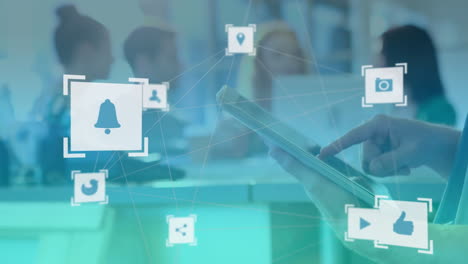 red de iconos digitales contra la sección media de la persona que utiliza la tableta digital en la oficina
