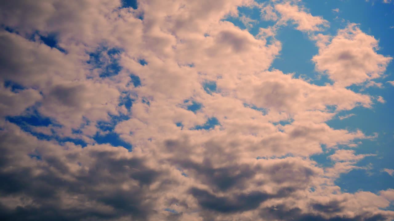 nubes de lluvia naranja bajo el cielo azul, lapso de tiempo