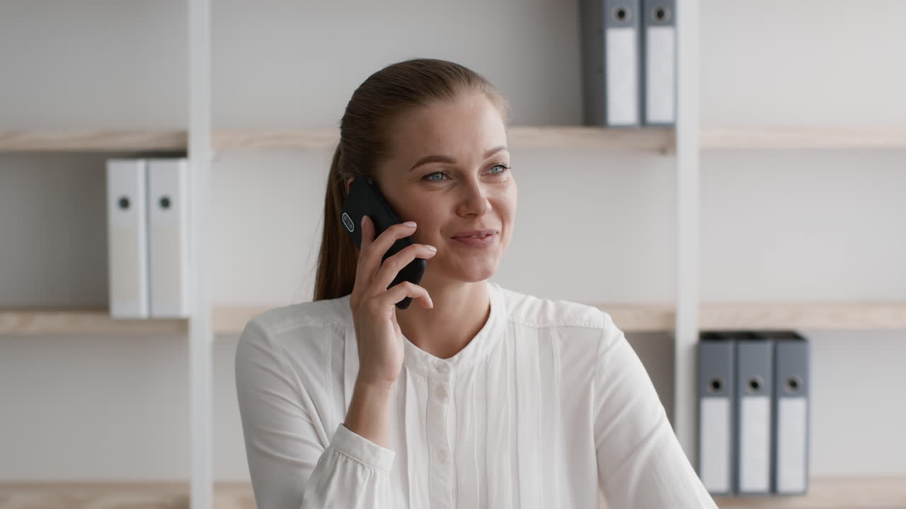 mujer hablando por teléfono en la oficina