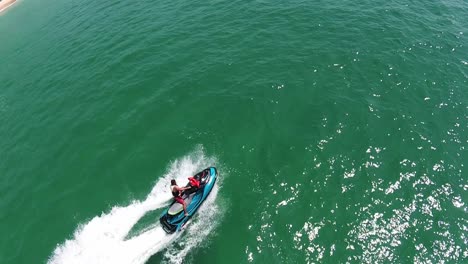 Jetski-Encendiendo-El-Agua,-Tiro-Oscilante-En-Cámara-Lenta-De-Drones-Fpv