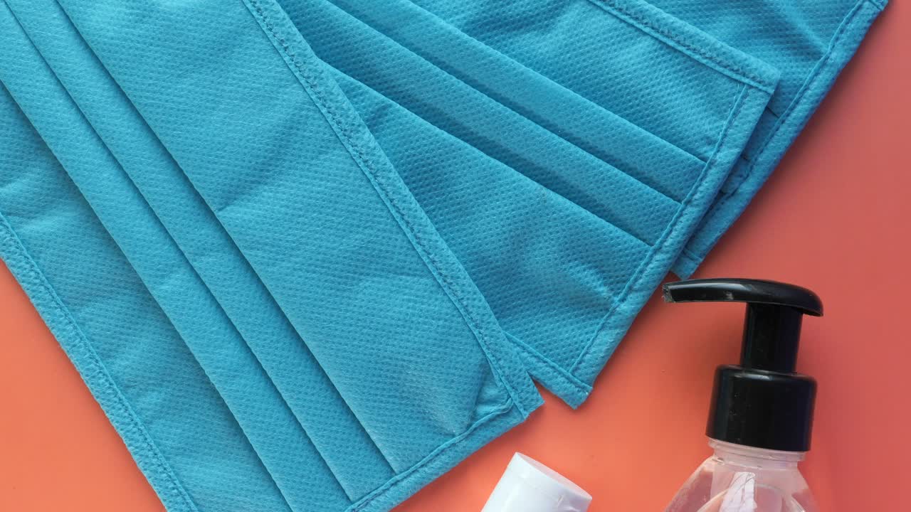 얼굴 마스크와 손 소독제