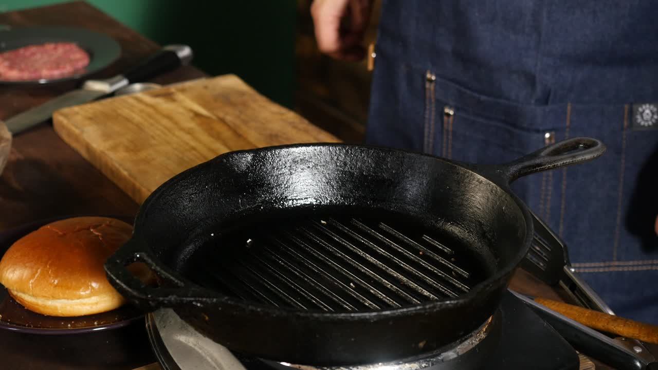 햄버거를 준비하고 있어요