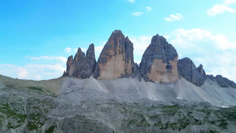 los hermosos acantilados rocosos de tre cime di laverado