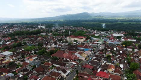 tejados de la ciudad de magelang en indonesia, drone aéreo vuela hacia adelante vista