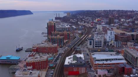 avance aéreo sobre el ferrocarril cerca del río hudson en la ciudad de yonkers, nueva york