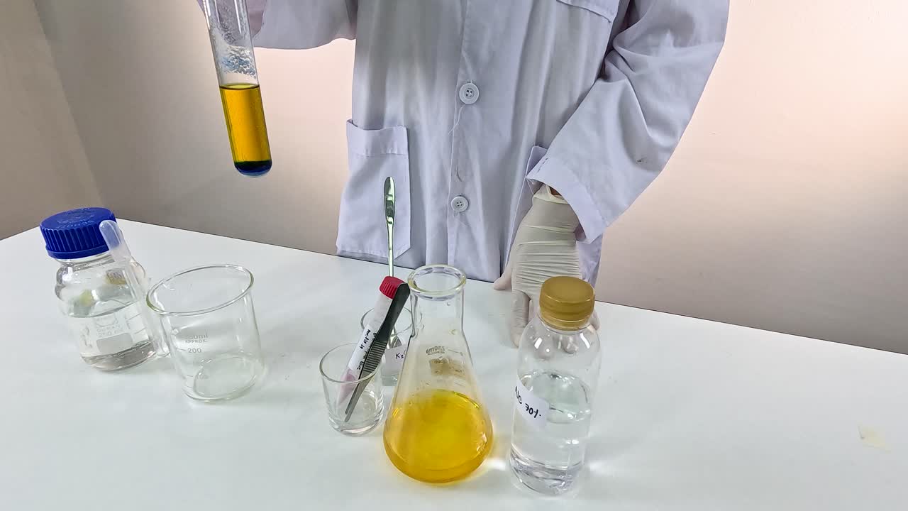 과학자는 다채로운 화학 반응으로 실험을 수행합니다.