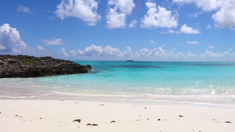 Video-Estático-De-Una-Playa-En-Las-Bahamas-Con-Costa.