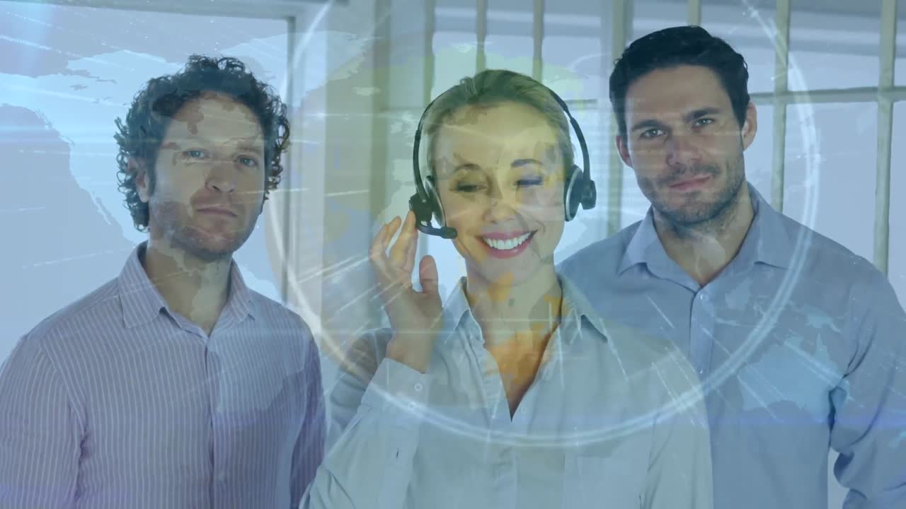 animación de conexiones y mapa del mundo sobre felices mujeres y hombres caucásicos trabajadores de centros de llamadas