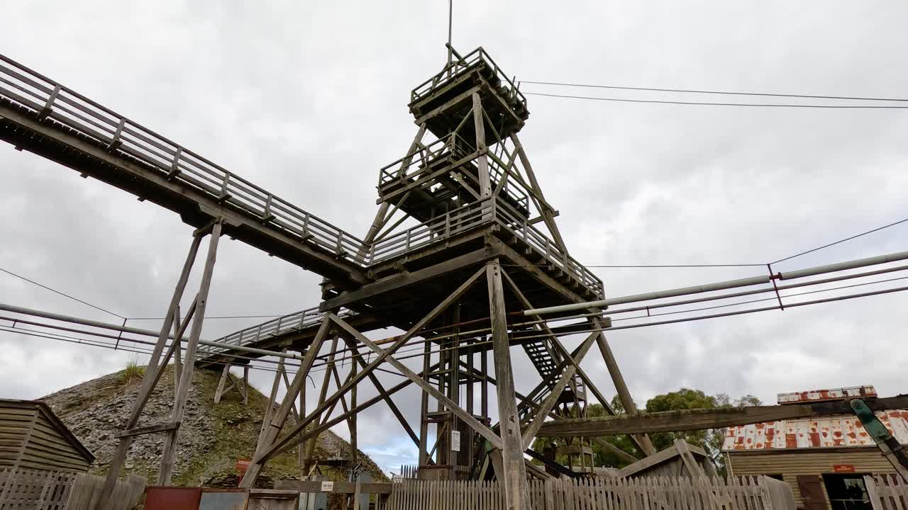 오스트레일리아 발라라트 (ballarat) 에 있는 역사적인 광산 구조물을 보여주는 15초짜리 영상으로 산업 건축에 초점을 맞추고 있습니다.