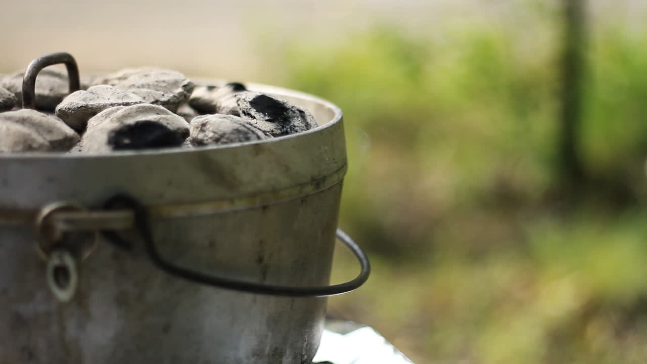 더치 오븐 요리에 숯불 화상