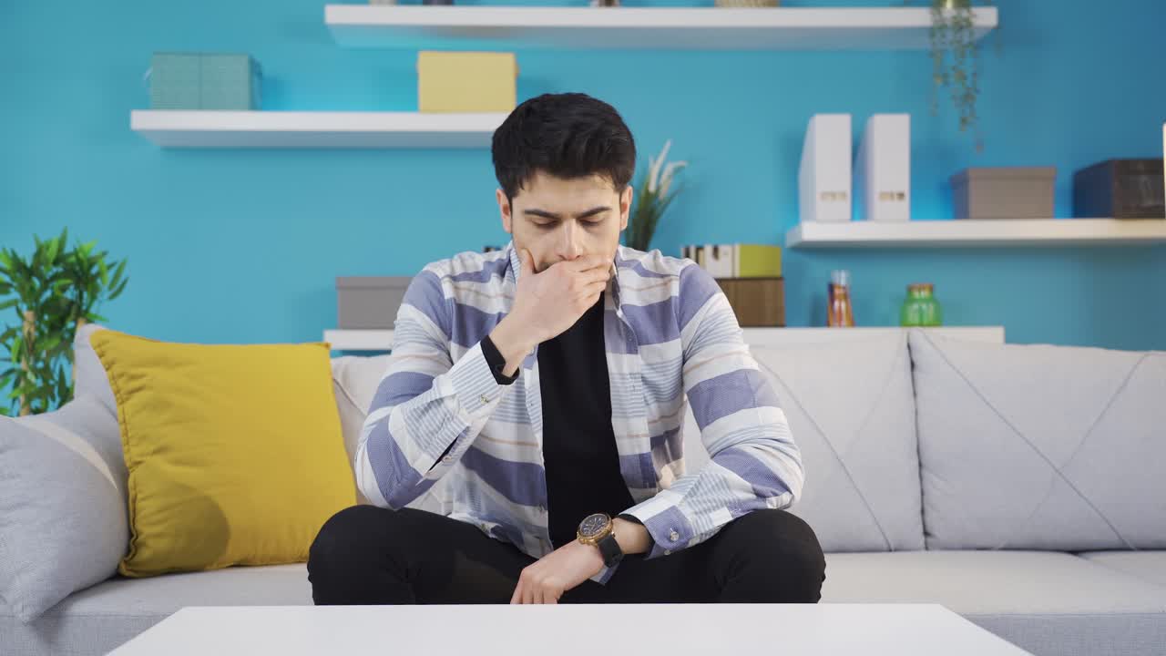 el joven estar nervioso y estresado en casa es pensar.