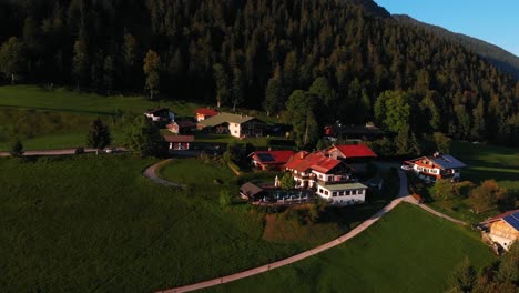 Tomas-De-Drones-De-La-Impresionante-Belleza-De-Los-Alpes-Bávaros-Con-Esta-Colección-De-Material-De-Archivo-De-Alta-Calidad,-Con-Majestuosos-Picos-Montañosos