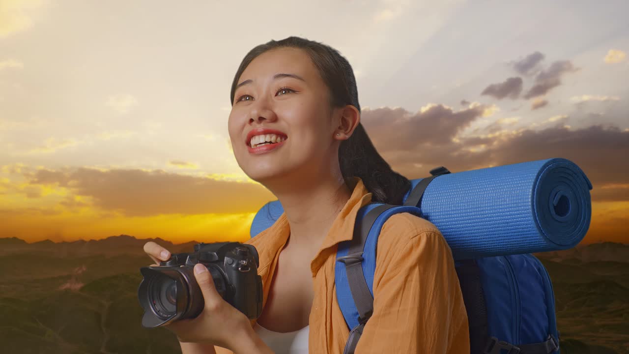 mujer feliz caminando y tomando fotos de la puesta de sol