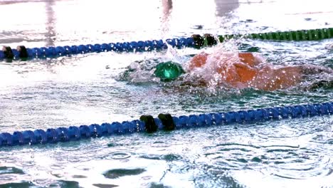 Nadador-En-Forma-Haciendo-El-Golpe-Frontal-En-La-Piscina