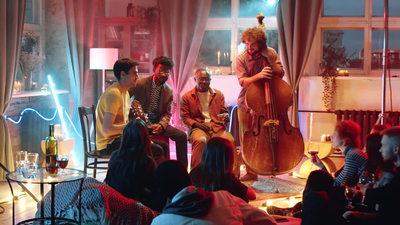 banda de música hablando con el público después del concierto