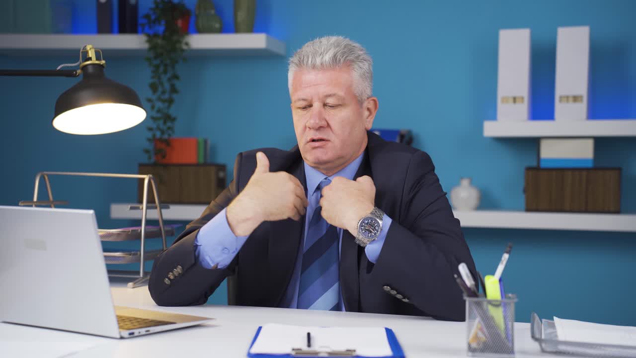 잘못으로 자기 자신에게 화를 내는 사업가.