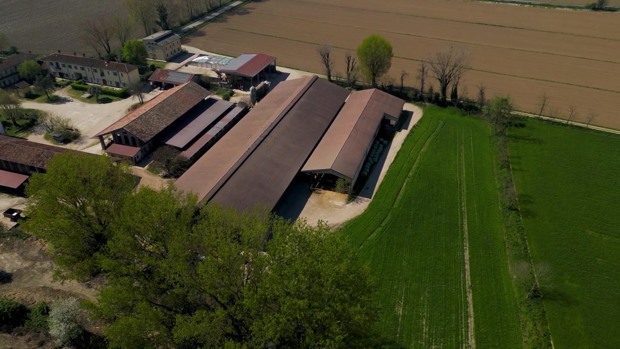 Vista aerea di un allevamento di bestiame sostenibile in Italia, agricoltura ecologica.
