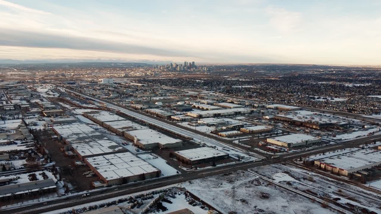 겨울에 외 산업 구역에서 캘거리 시내의 풍경