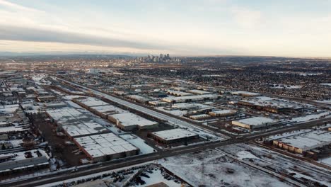 Vista-Del-Centro-De-Calgary-Desde-Una-Remota-Zona-Industrial-En-Invierno