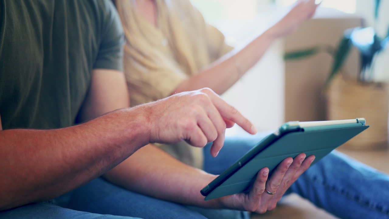 bienes raíces, tableta y manos de la pareja en nuevo