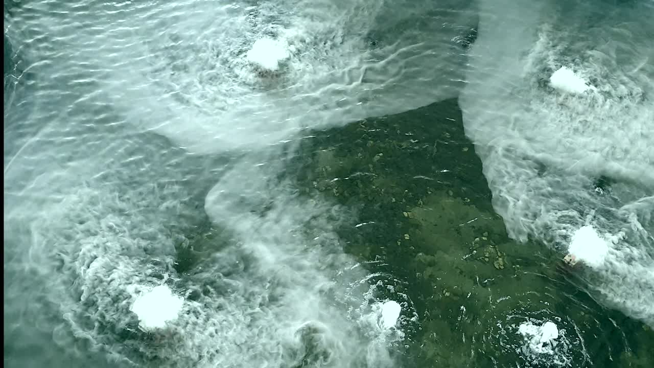 물 위의 안개 흐름 분수 표면 파동 느린 동작 움직임 질감 아름다운 구름이 된 풍경 배경