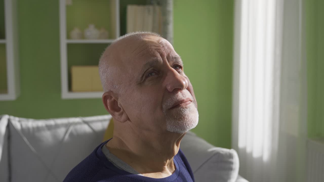 anciano pensativo, deprimido y solitario tiene salud mental y trastorno psicológico en casa.