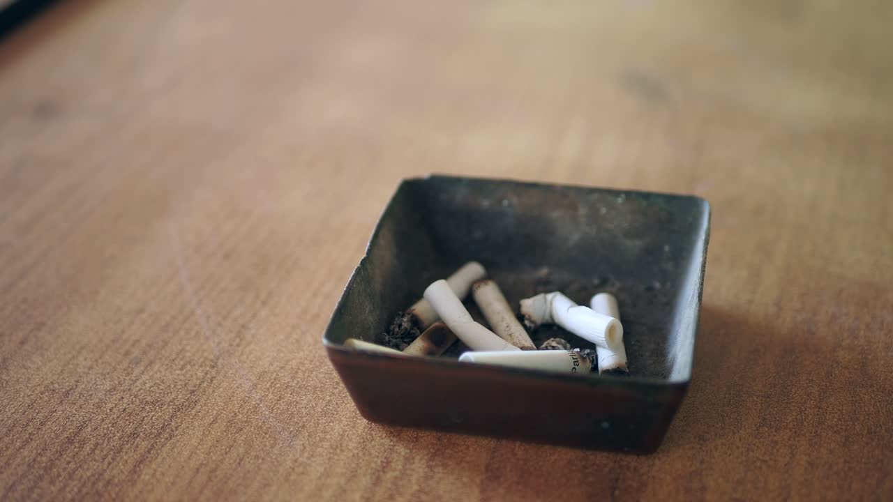 사용 된 담배 꺼기 재통에