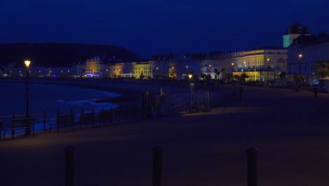 elegantes hoteles se alinean frente a la playa por la noche en inglaterra 1
