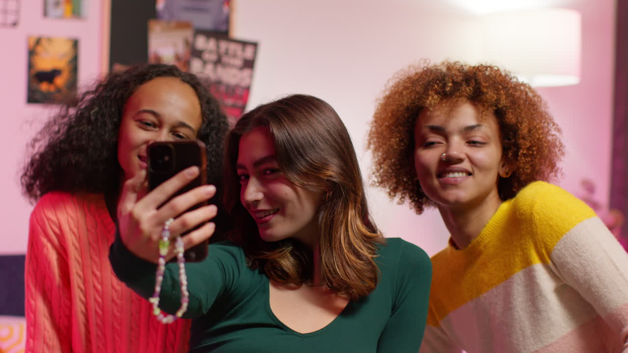 amigos tomando una selfie en una habitación