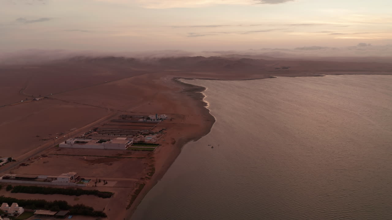 dolly aérea tomada a lo largo de la línea costera de paracas perú, tomada en la luz del sol de la tarde en un día tranquilo