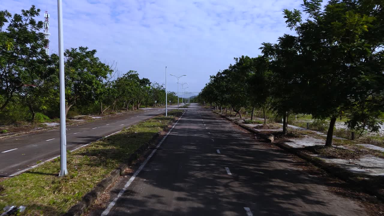 Sorvolo di una strada vuota e abbandonata in Vietnam.
